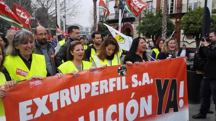 Antonio Maíllo participa en la manifestación de trabajadores de Extruperfil