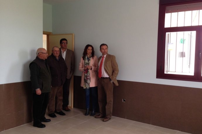 León visita el centro de día de Cachorrilla (Cáceres)