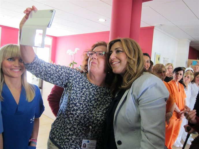 Susana Díaz se hace un 'selfie' con una trabajadora de la residencia