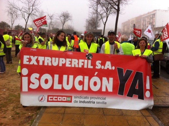 Trabajadores de Extruperfil en plena marcha hacia Sevilla