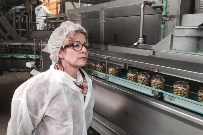 Elena Víboras en la fábrica de La Española Alimentaria La Alcoyana