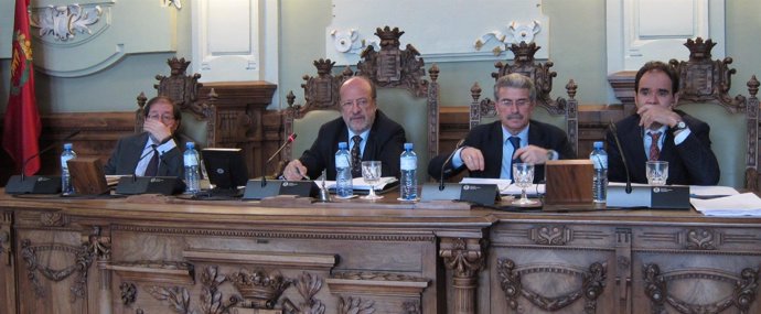 Imagen de archivo de la mesa de presidencia del Pleno de Valladolid