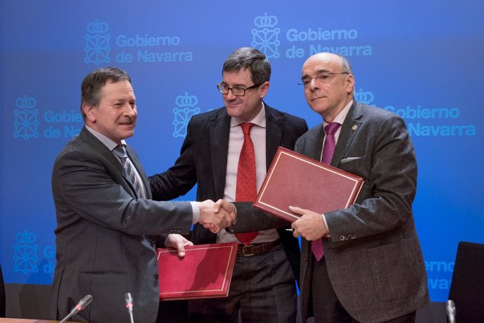 Maximino Gómez, José Iribas y Andrés Urrutia tras la firma del convenio.