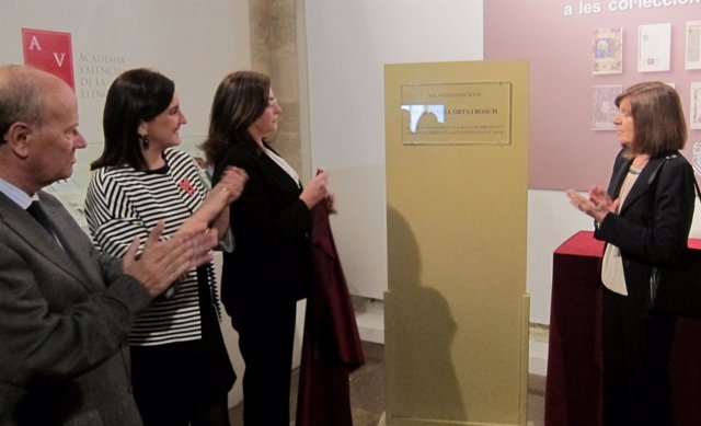 Català, junto a las sobrinas de Orts, muestra una placa conmemorativa