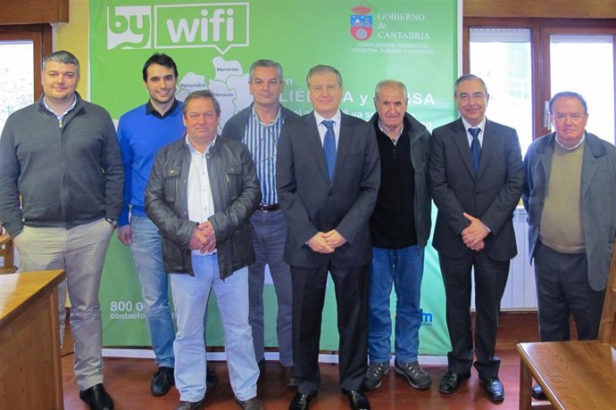 El consejero de Industria con los vecinos de Rionansa 