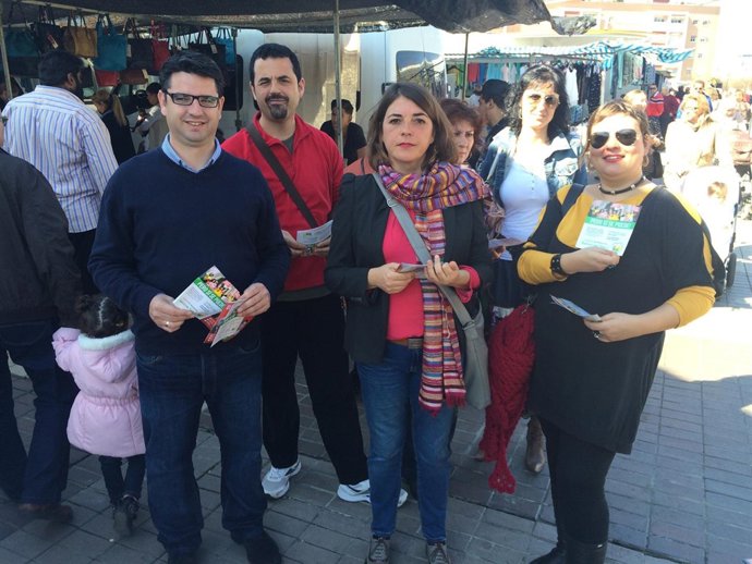 Reparto de propaganda con Elena Cortés