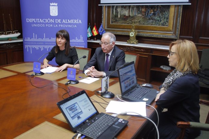 Gabriel Amat presenta la nueva web de la Diputación Provincial 