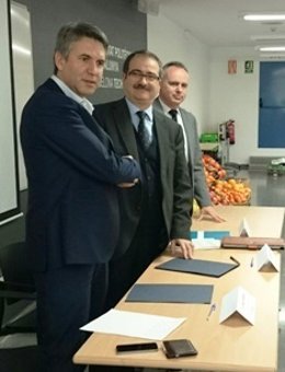 En el centro, el director de FP de la Generalitat, Melcior Arcarons