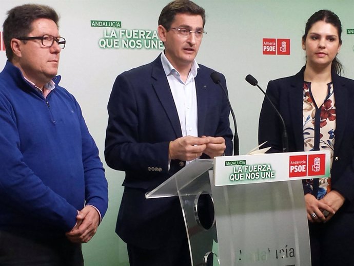 Sánchez Teruel junto a Noemí Cruz y Rodrigo Sánchez, en rueda de prensa