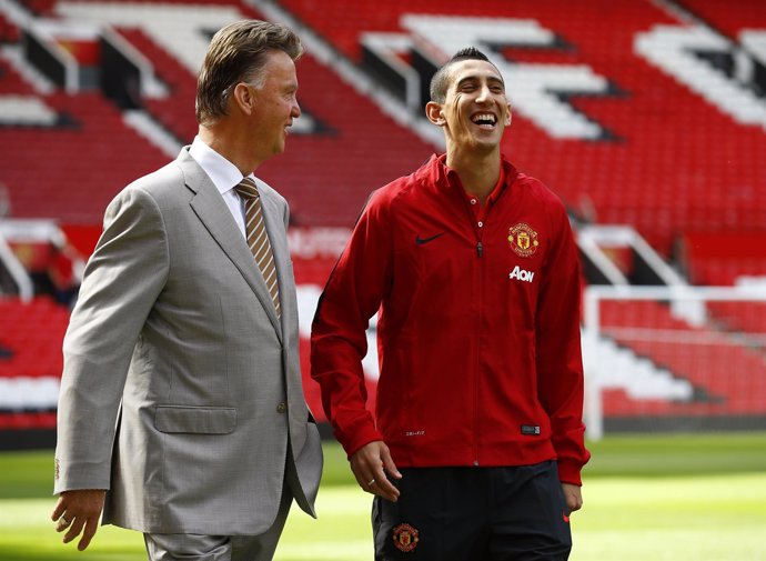 Ángel Di Maria ríe junto a Van Gaal en su presentación con el Manchester United