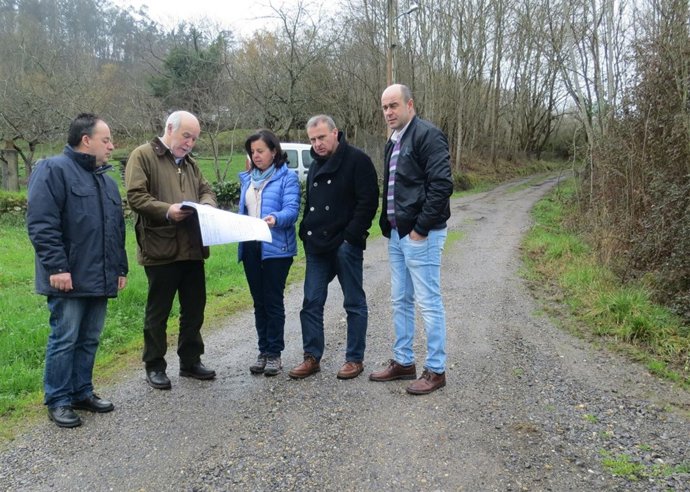 La consejera (centro), durante su visita a Parres. 