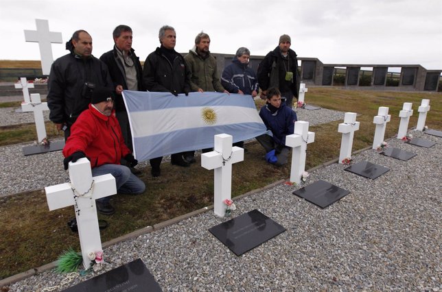 Veteranos De Guerra Argentinos Visitan Un Cementerio En Las Malvinas