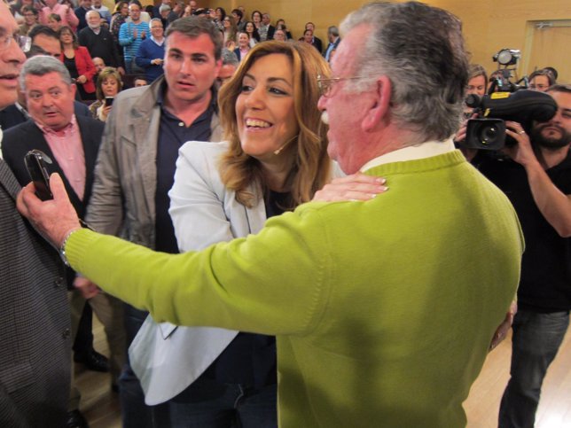 Susana Díaz se hace un 'selfie' con uno de los asistentes al acto