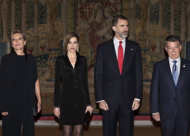 Spanish King's Felipe VI (2R), Queen Letizia (2L) pose with Colombian President 