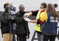 Diez inmigrantes muertos y más de 500 rescatados en aguas de Sicilia