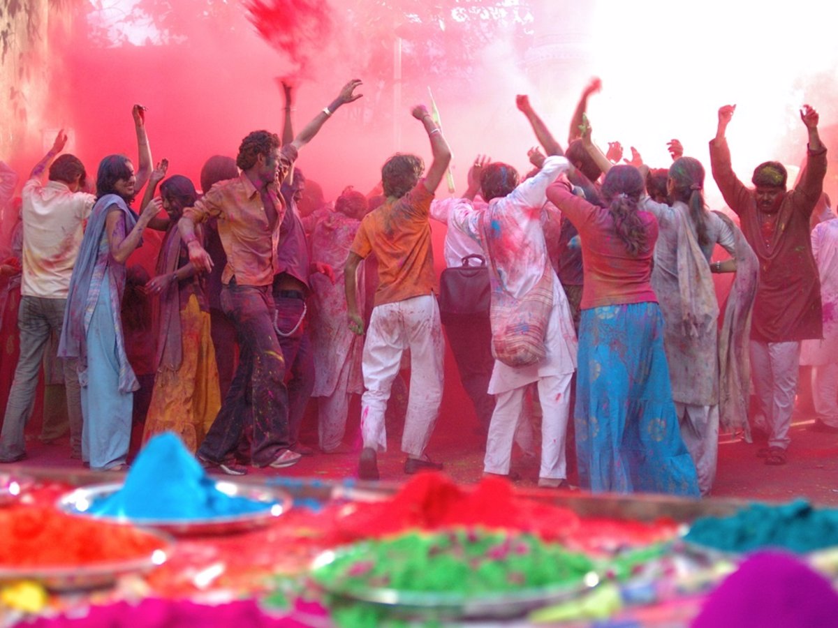 lunes patrón Centrar La Fiesta Holi llena España de polvo y agua de colores