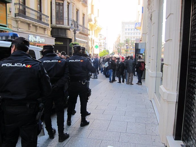 Policías en un operativo en Córdoba