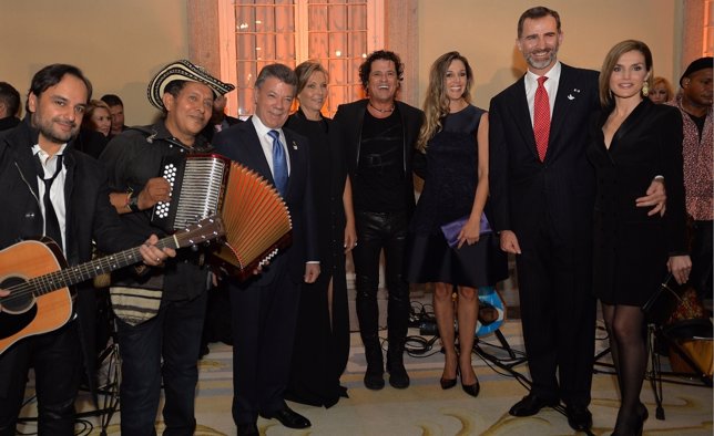 Juan Manuel Santos se despide de los Reyes con Carlos Vives