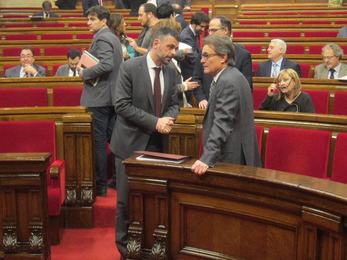 El conseller Santi Vila y el presidente Artur Mas en el pleno del Parlament
