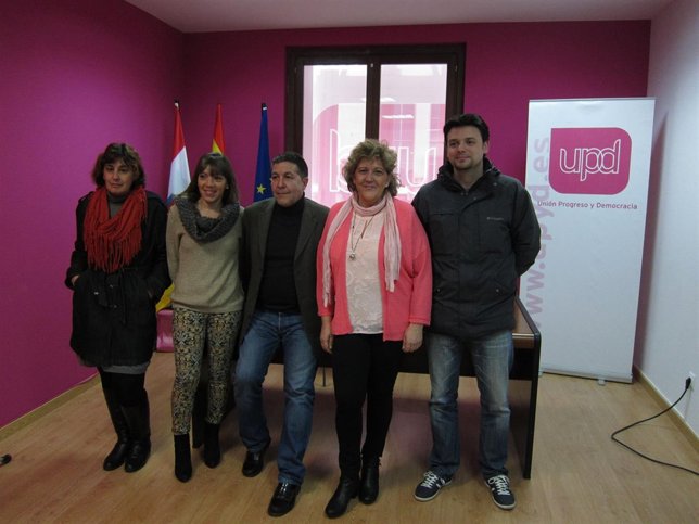 La candidata, Pilar Cuartero,  segunda por la derecha, con Guinoa.