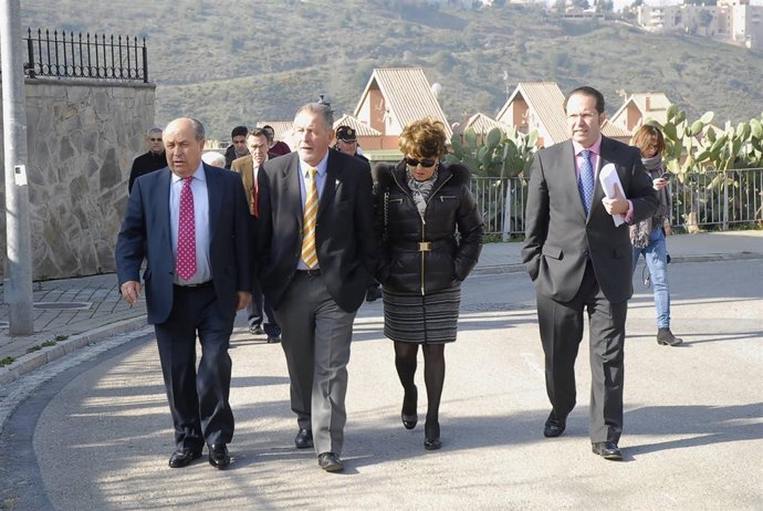 Visita del alcalde de Granada a la carretera de la Sierra