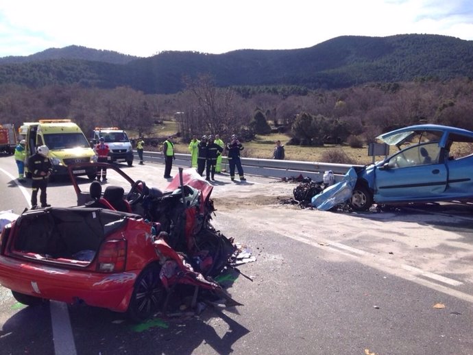 Accidente de dos coches en el término de El Tiemblo (Ávila)