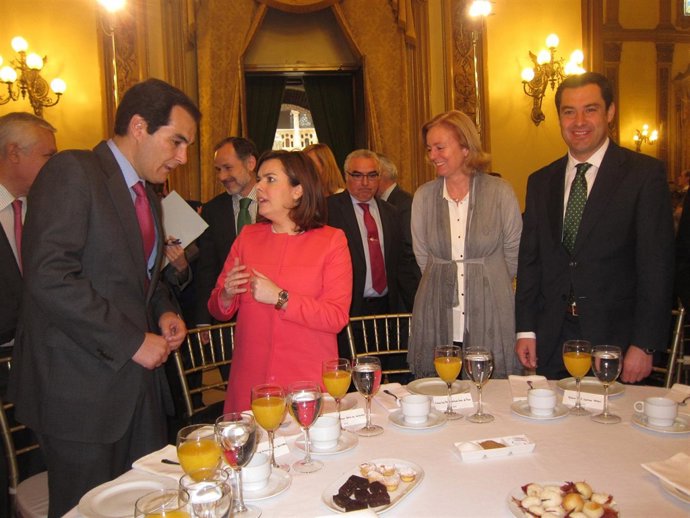 Soraya Sáenz de Santamaría y Juanma Moreno en el desayuno