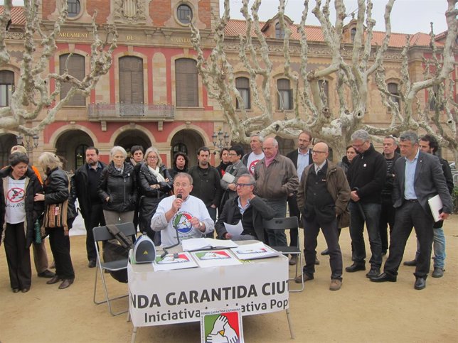 Impulsores de la ILP de renta garantizada de ciudadanía ante el Parlament