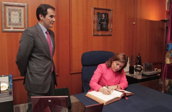 Nieto observa como Santamaría firma en el Libro de Honor