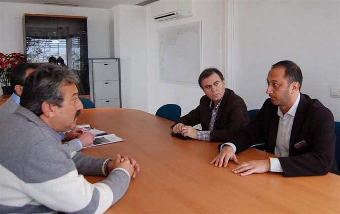 La Junta acepta propuesta de mejorar el entorno de la lonja de Caleta de Vélez