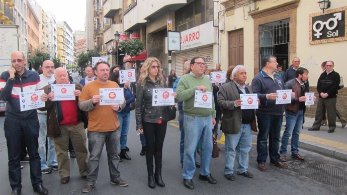 Miembros de UGT de Huelva se concentran por la muerte del trabajador en Punta.