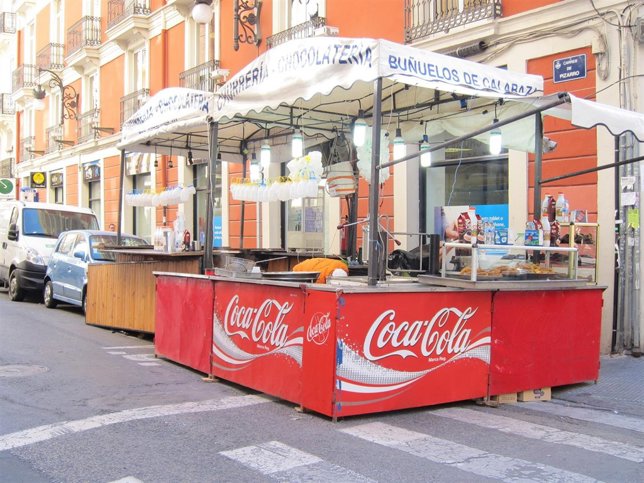 Puesto de venta de churros y buñuelos por Fallas en el centro de Valencia