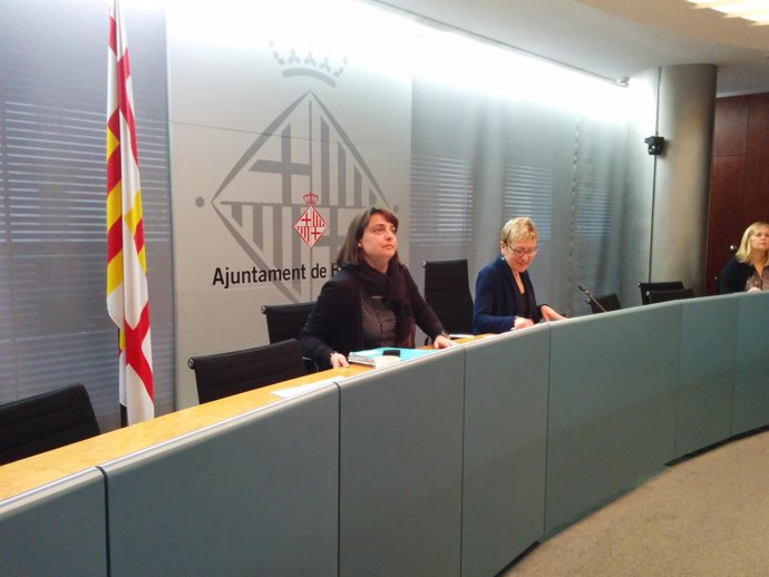 La teniente de alcalde de Economía de Barcelona, Sònia Recasens, y C.Andrés