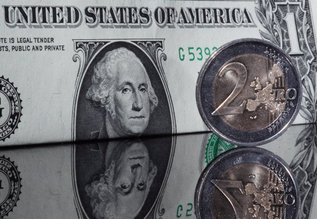 El euro baja de 1,11 dólares y toca mínimos de 12 años