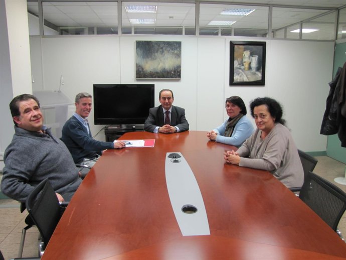 Serna se reúne con las cofradías de Santander