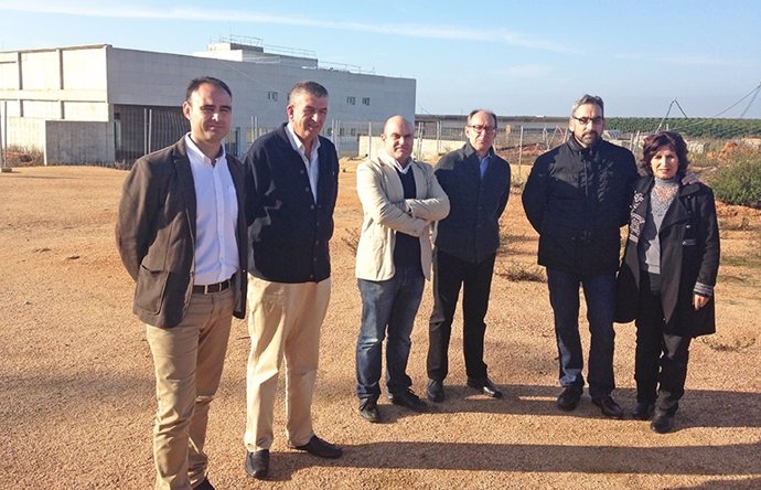 Miembros del PSOE de Lepe visitan las obras del Chare de Lepe. 