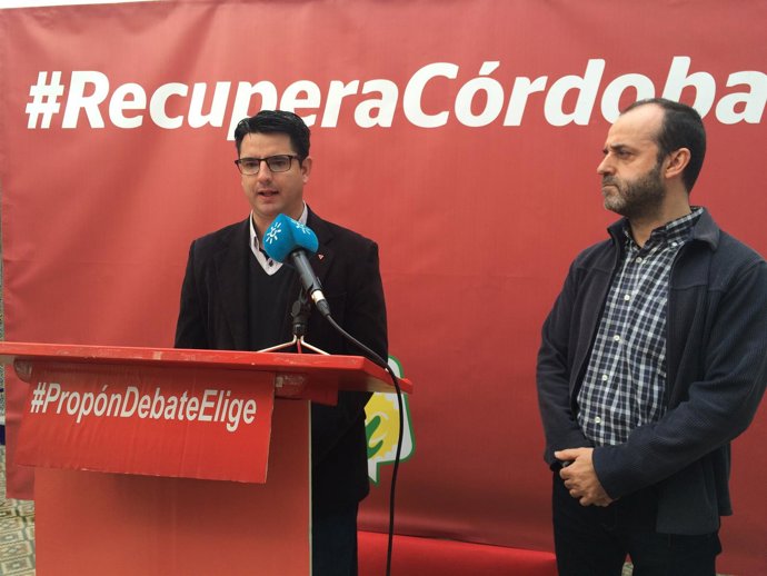 García interviene, observado por Romero