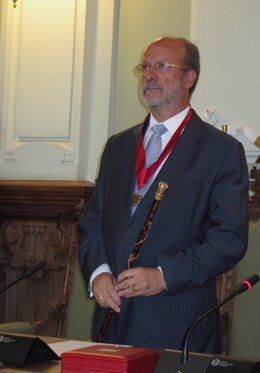 León de la Riva, en su toma de posesión como alcalde en 2011