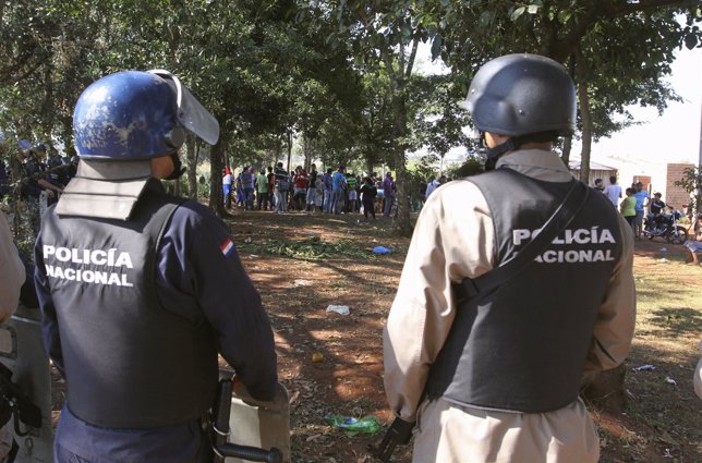 Agentes de la Polícia Nacional de Paraguay en una manifestación campesina (2012)