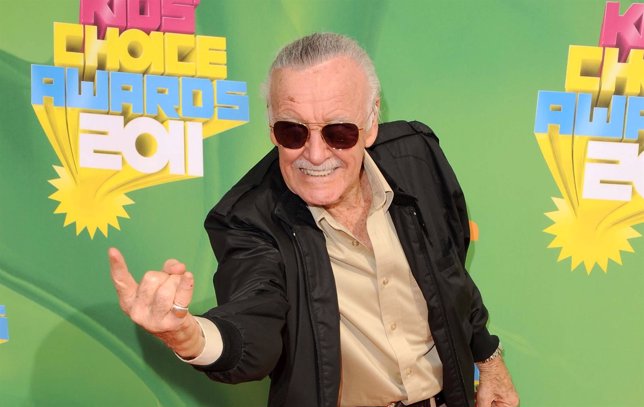 Stan Lee hace el gesto de Spiderman