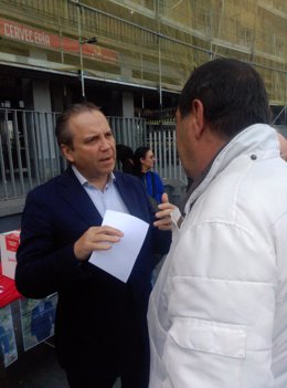 Carmona habla con vecinos de Carabanchel