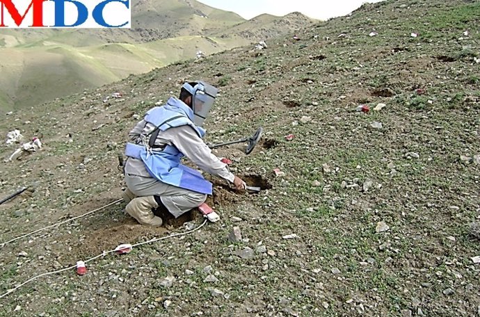 Un desactivador de minas en Afganistán