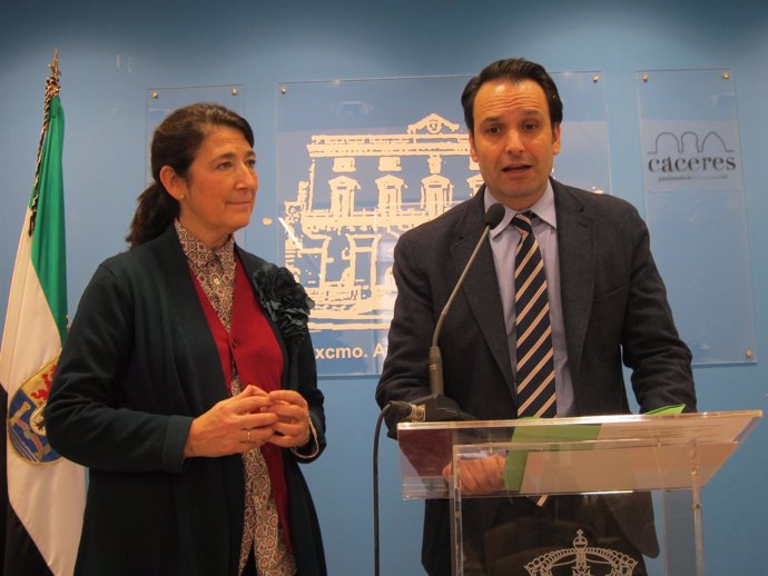 Mª Teresa González y Antonio López presentan datos de reciclaje en Cáceres.