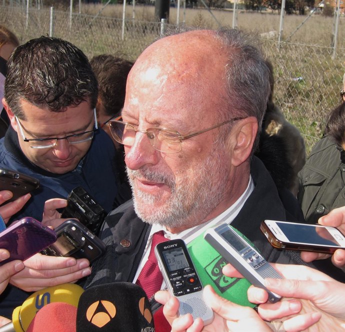 León de la Riva atiende a los medios de comunicación 