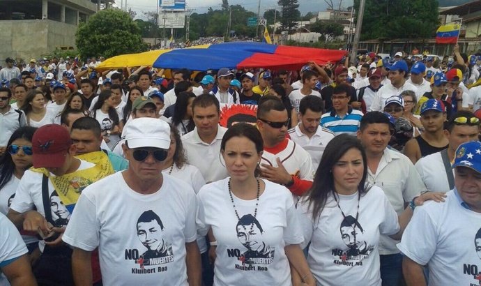 María Corina Machado en una marcha por la muerte de Kulivert Roa