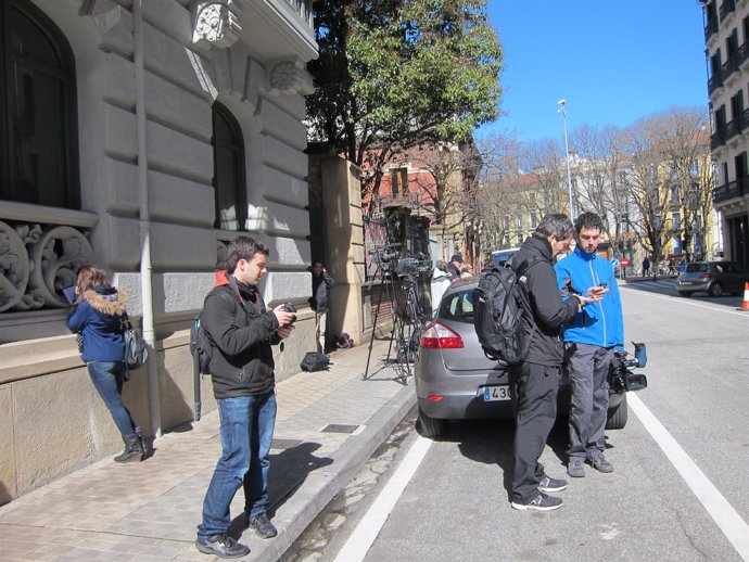 Periodistas a las puertas de la comisaría de Policía Nacional de Pamplona