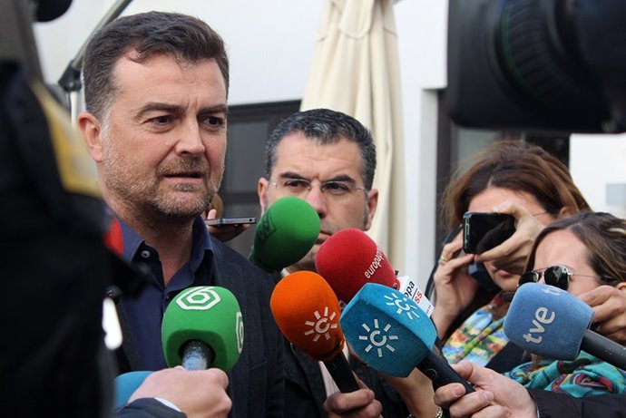 Maíllo, rodeado de periodistas