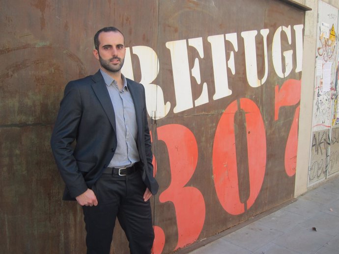El autor de '¡Quemad Barcelona!', Guillem Martí, delante un refugio antiaéreo