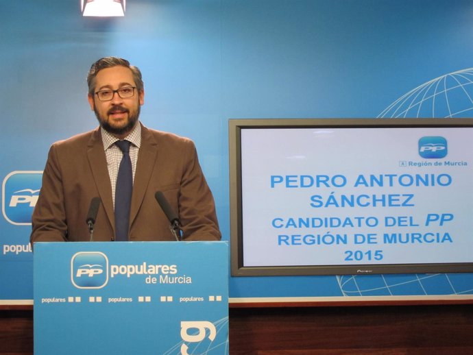 El portavoz del PP regional, Víctor Manuel Martínez, en rueda de prensa