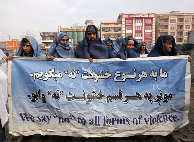 Hombres con burka se manifiestan en Afganistán por los derechos de las mujeres